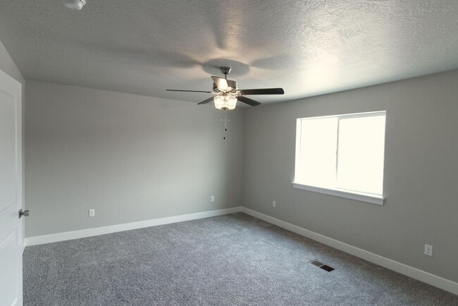 Building Photo - Brand New 3 bedroom Townhome In Cedar City...