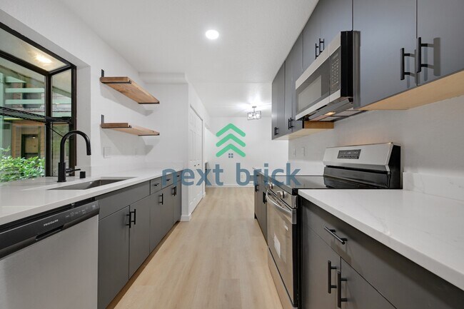 Building Photo - 2 Bed 1 Bath Condo