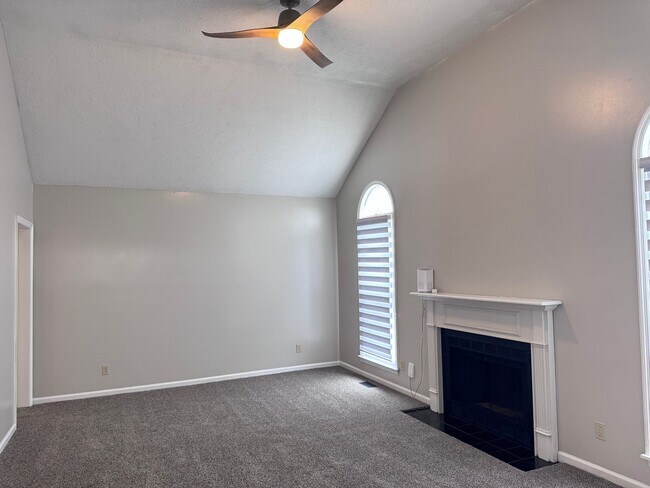Foto del edificio - Super convenient location! Quick access to I-24 Exit 11!