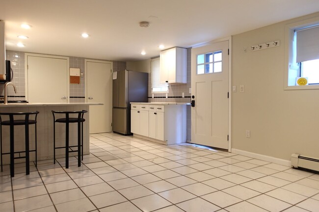 Building Photo - Fully Updated 2BR Apt