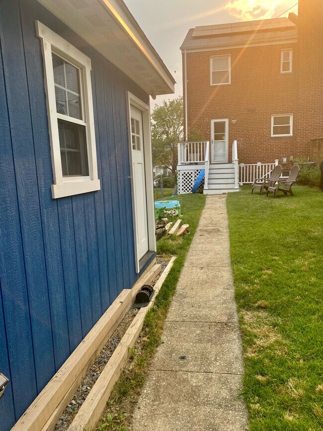 Cercado en el patio trasero, ¡mucho espacio para juegos, descanso, jardinería o parrilla! - 5067 10th St NE