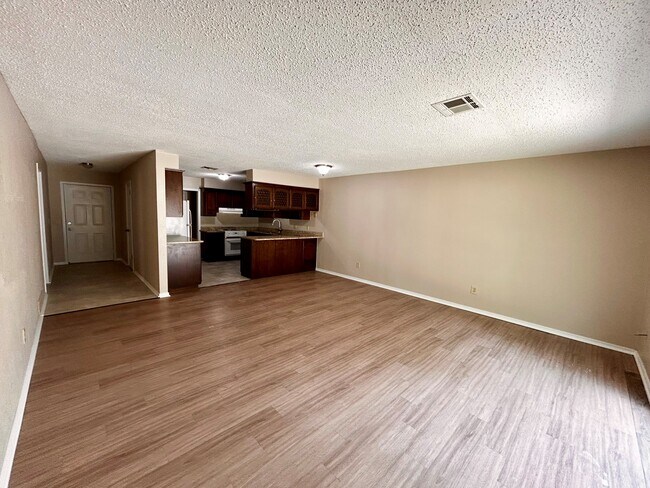 Foto del edificio - 521 Wild Wind Rd