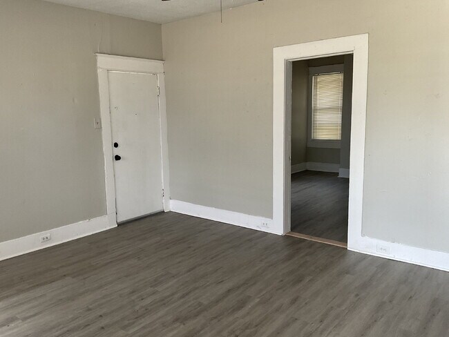 Building Photo - Application Special - South Side One Bedroom Apartment for Rent