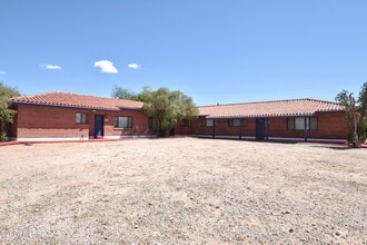 Building Photo - 1604 E 10th St