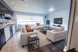 Building Photo - 710 Spadina Ave.