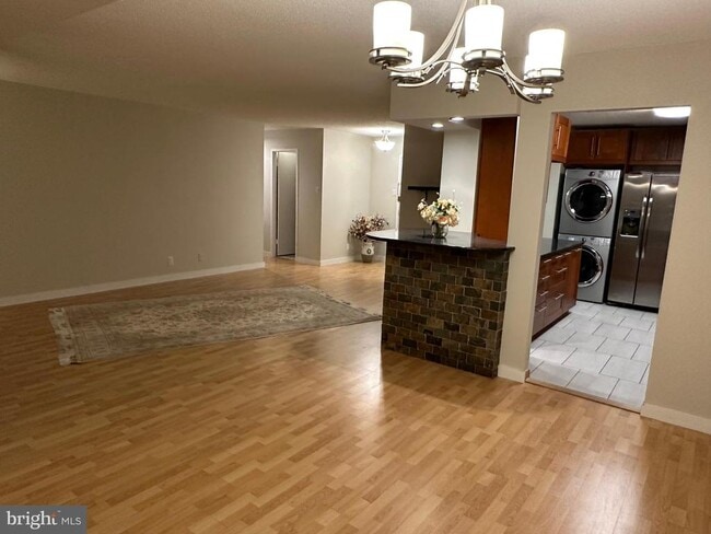 Building Photo - 307 Yoakum Pkwy