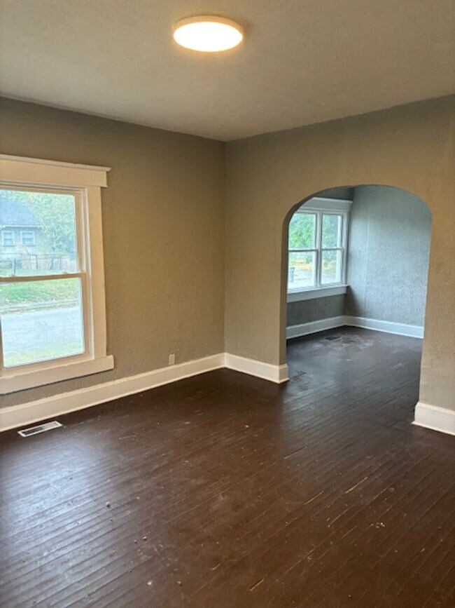 Foto del edificio - 4 bedroom House On Lasalle St!