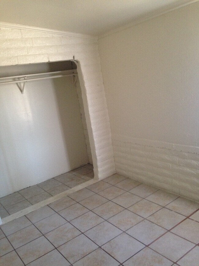 Building Photo - Spacious Triplex