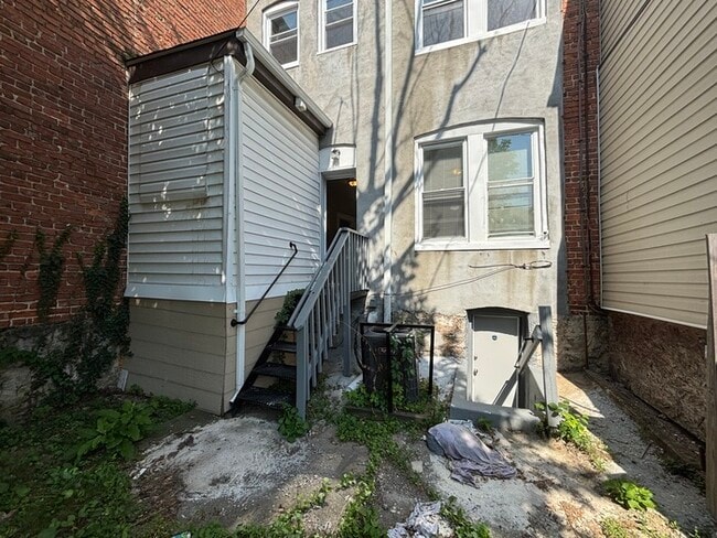 Building Photo - 4 Bedrooms