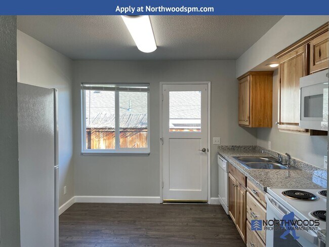 Building Photo - Very Nice-Recently Remodeled 2 Bedroom 1 B...