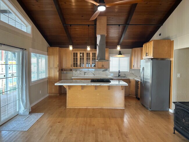 La cocina y el salón forman una gran estancia con vistas al agua. - 1879 N Jantzen Ave