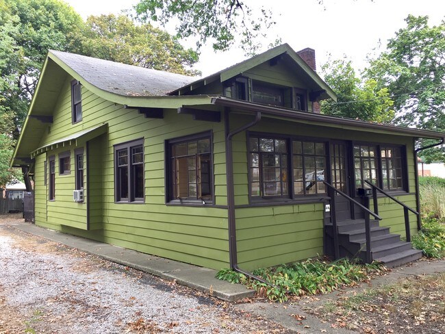 Building Photo - 1744 Hillside Terrace
