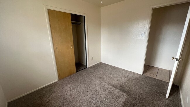 Foto del edificio - 3 Bedroom home with 1 Bathroom and Large Back yard