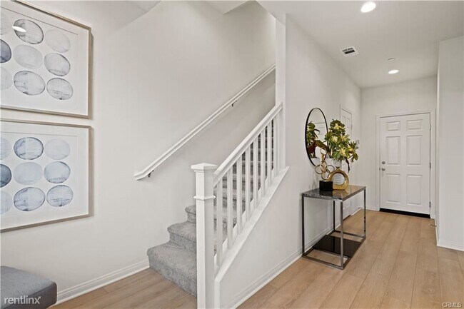 Foto del edificio - 4 br, 4 bath House - 902 E 3rd St