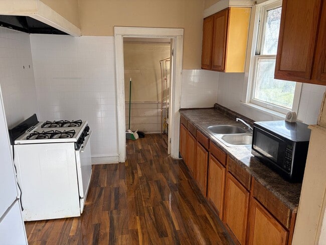 Building Photo - Cute 3 Bedroom Home Off Youree