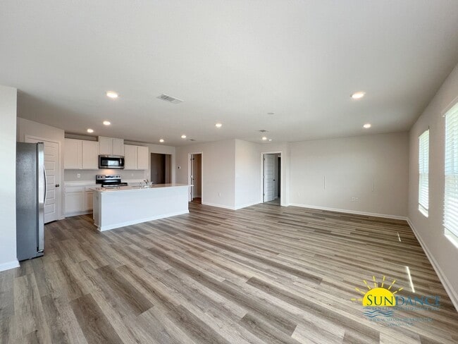 Building Photo - Stunning 3BR Home Near FL-85, I-10, Shoppi...