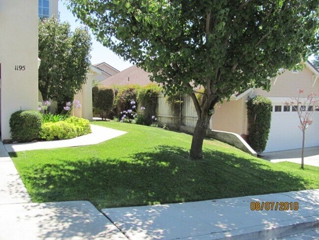 Building Photo - Spacious Home-Groups accepted