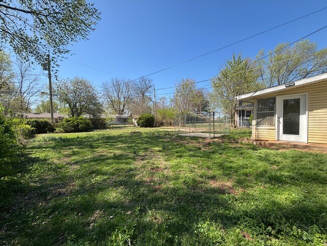 Building Photo - Spacious 3 bedroom 2 full bathrooms with a...