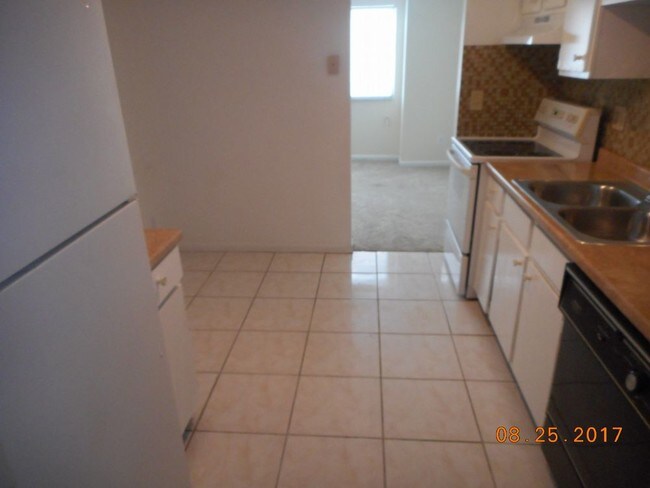 Building Photo - Completely Refurbished Townhouse