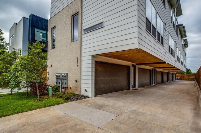 Building Photo - 2319 Kirby St