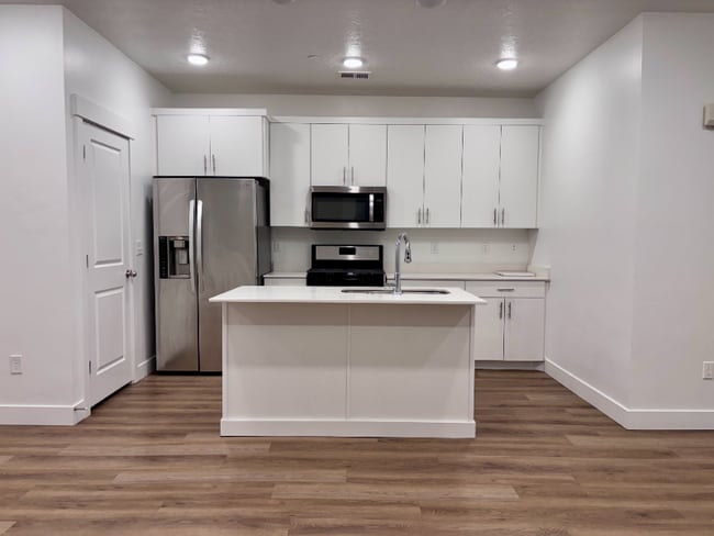 Building Photo - 462 W 40 S