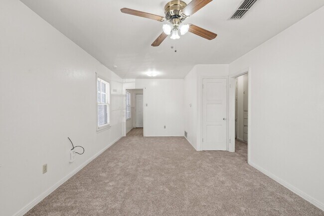 Building Photo - Charming 1 Bedroom Duplex w/ Large Backyard