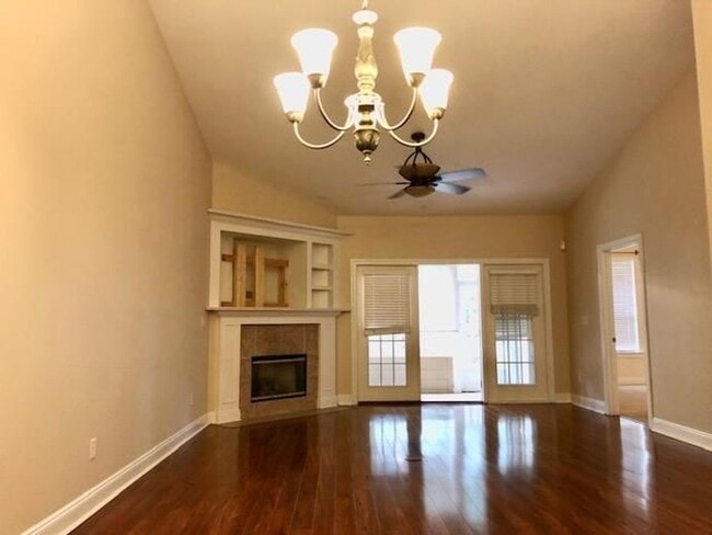 Building Photo - Specious 3 Bedroom-2 Bath Townhome with 2 ...