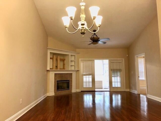 Foto del edificio - Specious 3 Bedroom-2 Bath Townhome with 2 ...