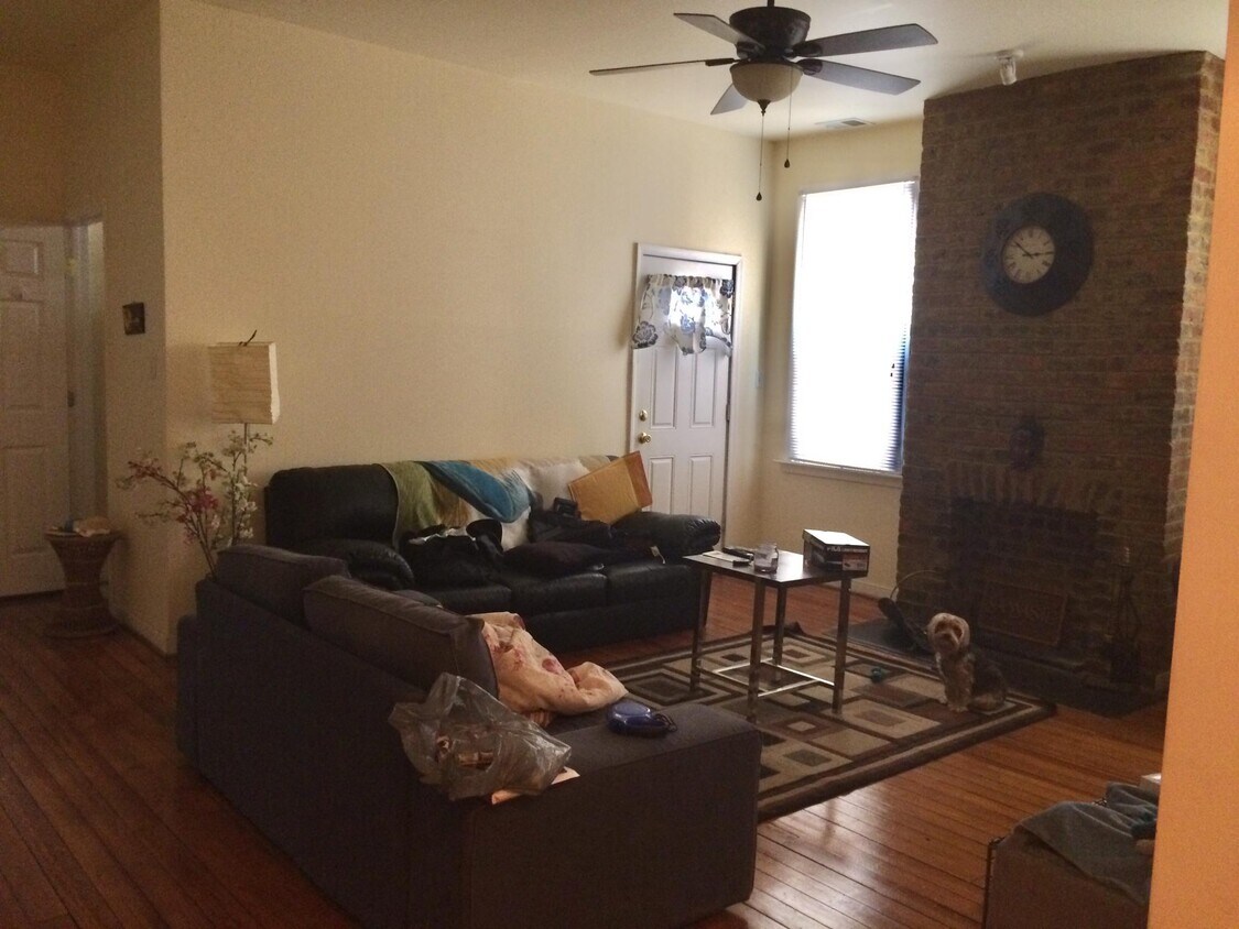Living Area - pic 2 - 2216 Parkwood Ave