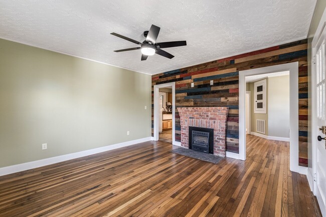 Building Photo - Fully Updated and Meticulous North Ashevil...