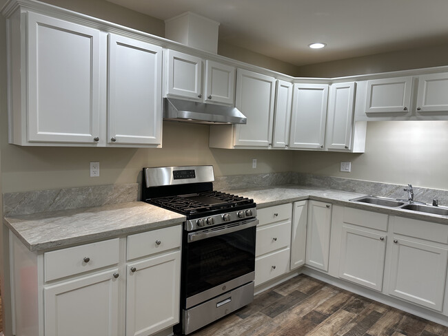 Gas Range - 427 W Gladstone St