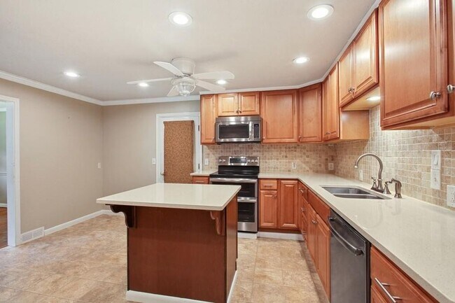 Beautiful new kitchen with stainless steel appliances - 3100 Margavera Ter