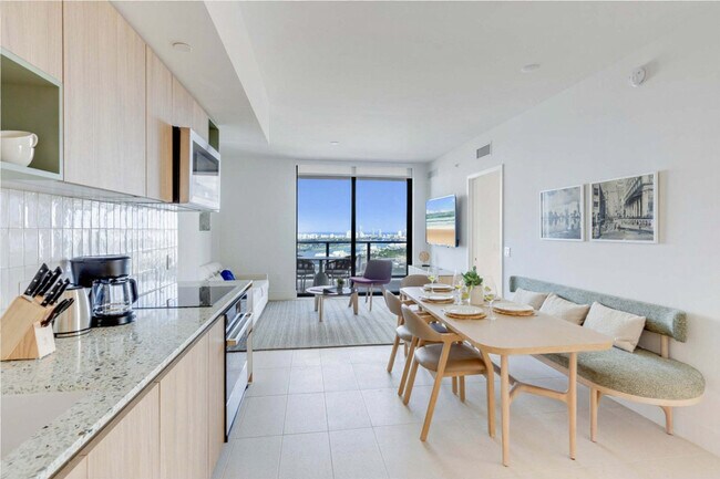 Building Photo - 601 NE 1st Ave