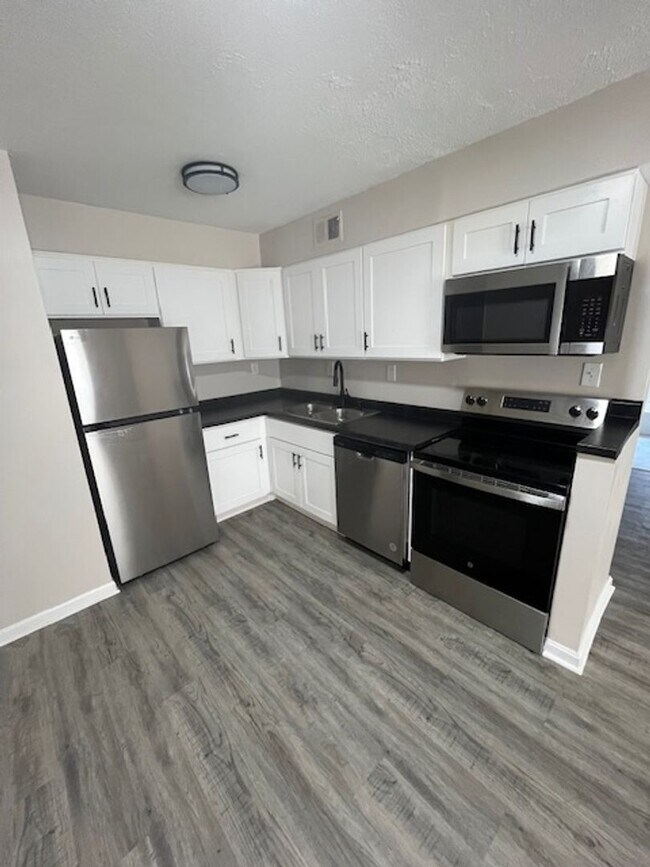 Building Photo - 2601 Le Blanc Ct