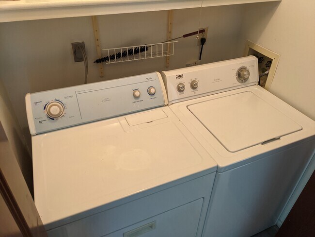 Washer dryer - 4928 Vermont Ln