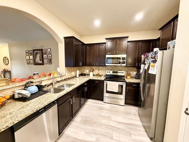 Building Photo - Beautiful 4 Bedroom Home in Park Meadows –...