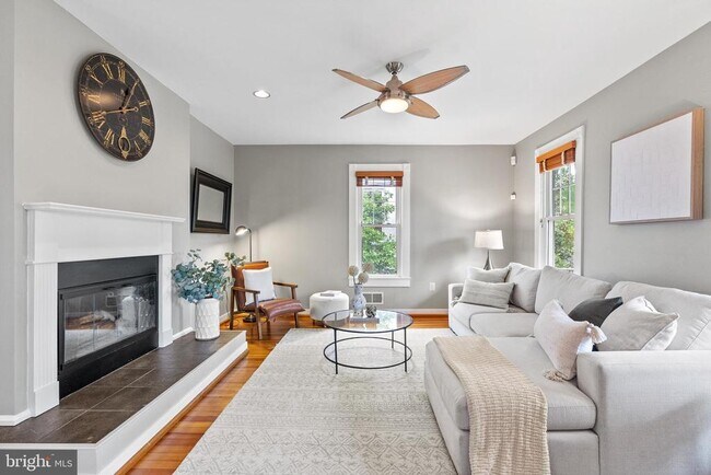 Foto del edificio - 5213 Cathedral Ave NW