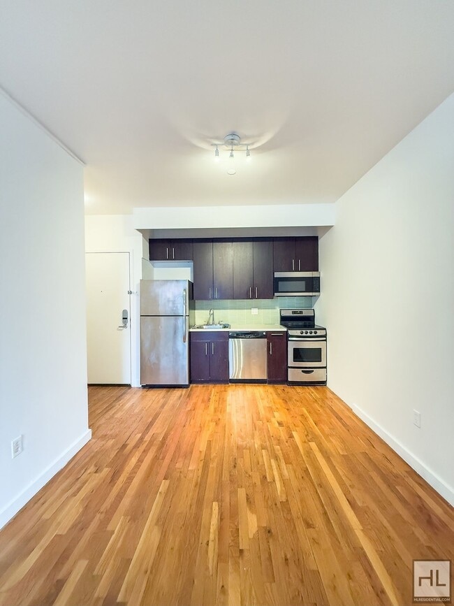 Foto del edificio - NOLL STREET / Spacious Bushwick 2-Bed 1-Bath / 1-Month Free