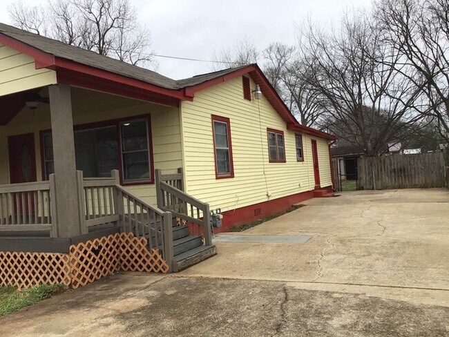 Building Photo - Newly Remodeled Smart Home. Self-Tour Today!