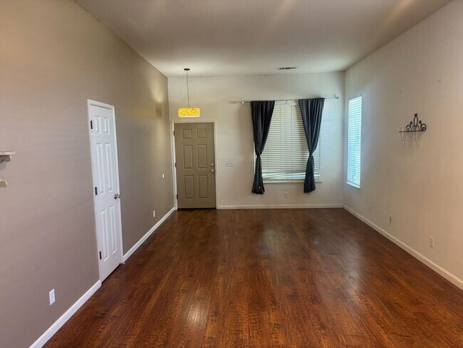 Foto del edificio - Charming 3-Bedroom Home for Rent in Merced...