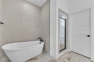 Building Photo - 7001 SW Basswood Ave