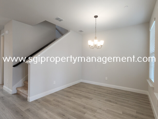 Building Photo - Gorgeous townhome ready for move in