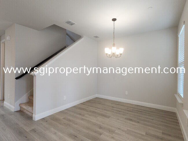 Foto del edificio - Gorgeous townhome ready for move in