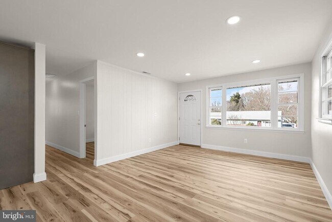 Building Photo - 6223 E Hemlock Dr