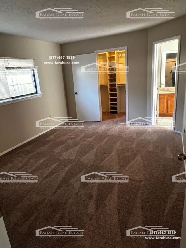 Building Photo - 4 bedroom 2 bathroom Home Available Now!