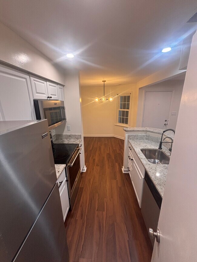 Foto del edificio - 6911 Victoria Dr