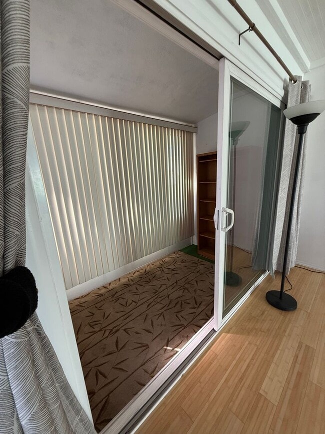 Foto del edificio - Hard floors, extra closets, patios & fence...