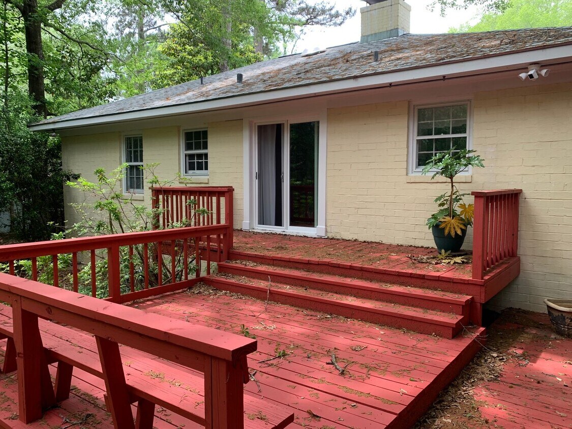 Building Photo - Super Cute Cottage 1 mile from Toomers Corner