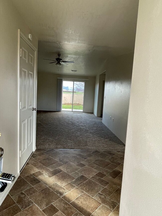 Building Photo - Great 3 bdrm, 2 bath home w/ fenced yard &...