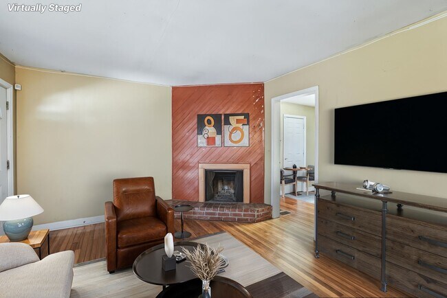 Building Photo - Beautiful 3 Bedroom with Fenced In Yard